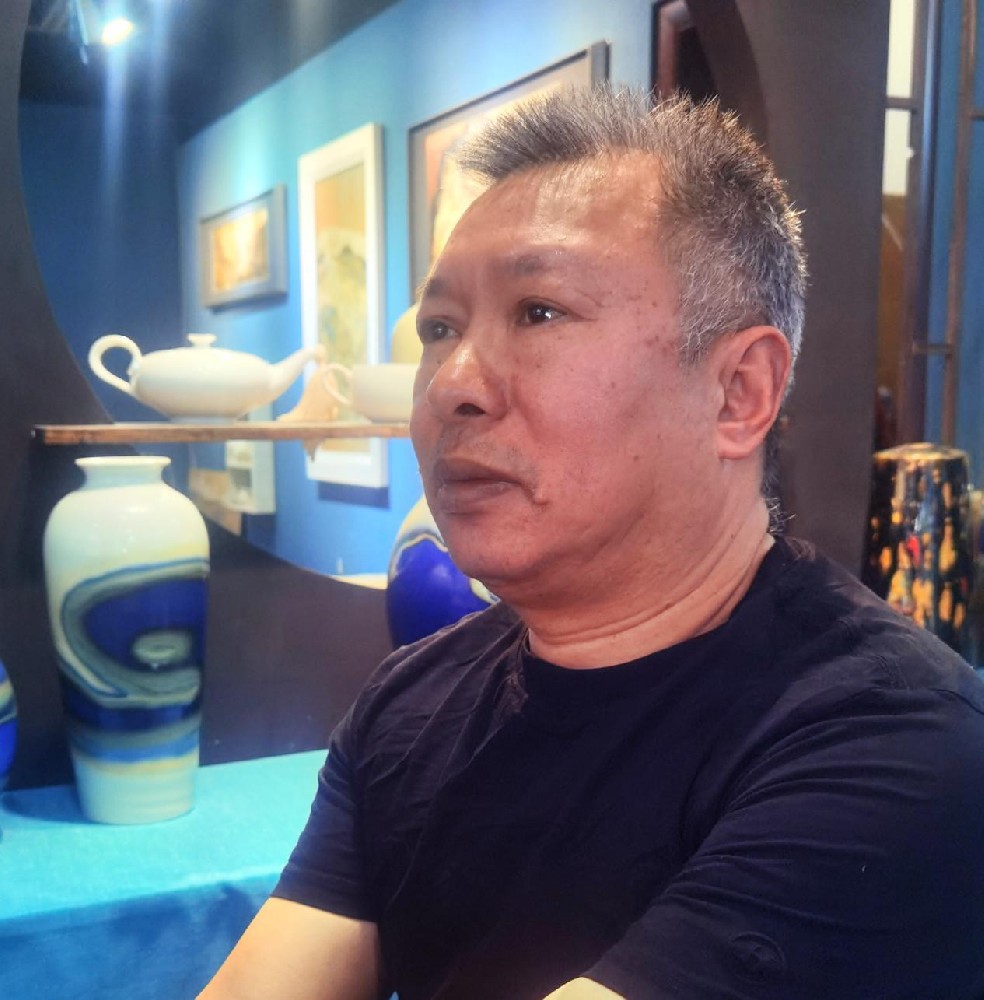 嚴(yán)維明（國瓷紅葉畫院高級畫師）